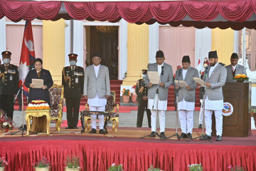 प्रधानमन्त्री प्रचण्डले गरे आठ सदस्यीय मन्त्रिपरिषद् विस्तार, रवि लामिछाने बने गृहमन्त्री